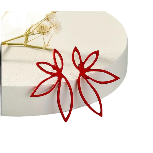 Red Maple Leaf Hollow Stud Earrings - Picture 6 of 7